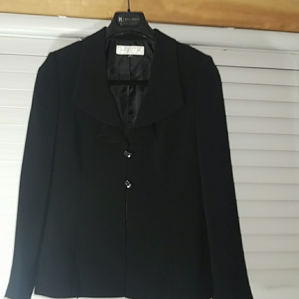Woman Black Tailored Raffle Collar Blazer
